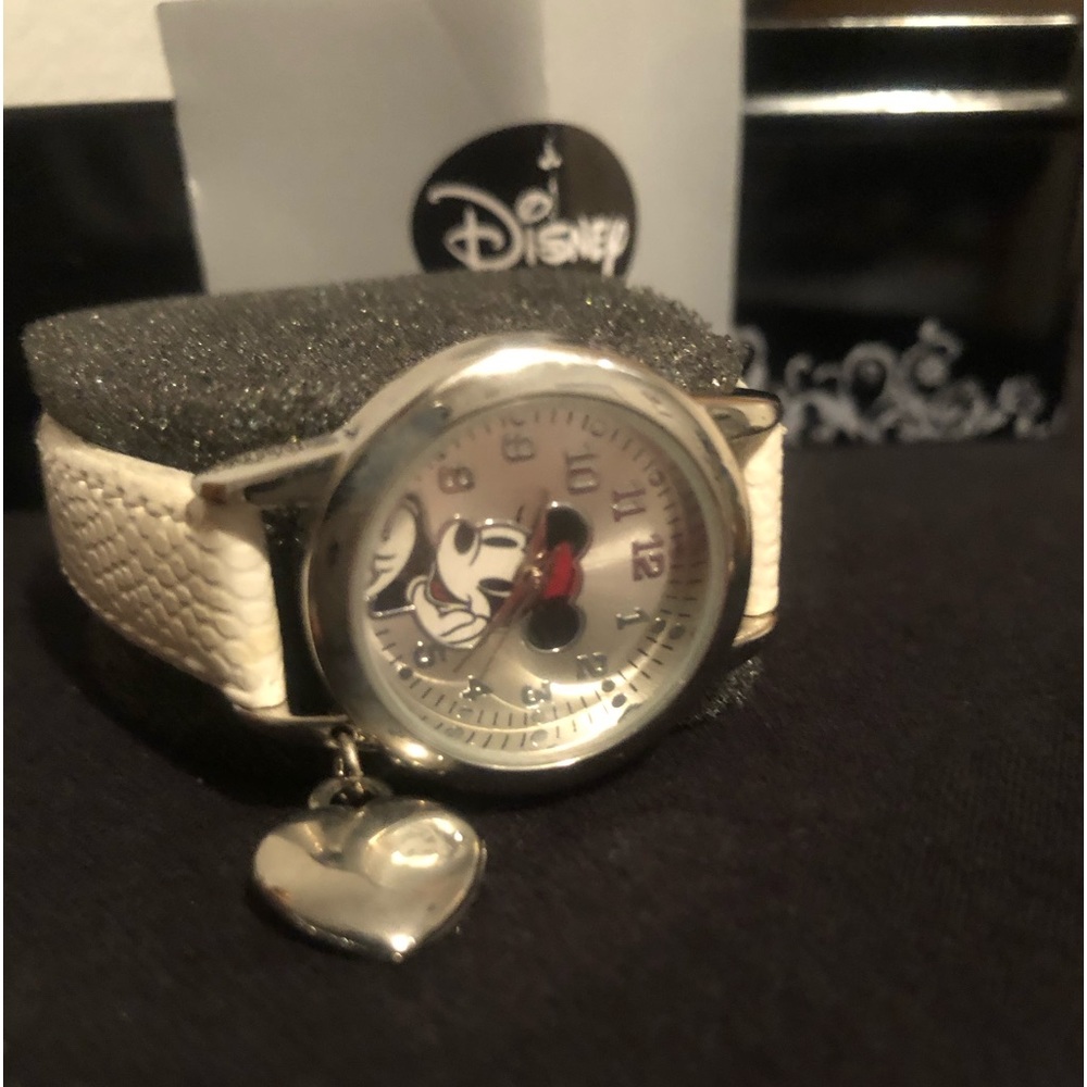 Ladies Disney Minnie Mouse watch with silver heart charm by Accutime New in Tin
